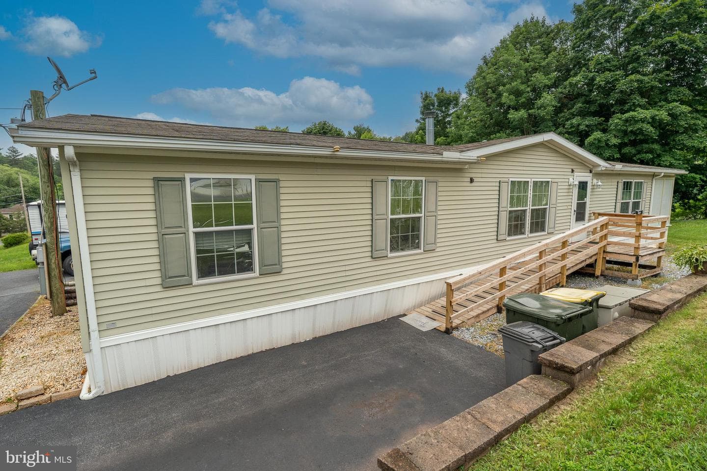 688 Hopeland Road photo 1