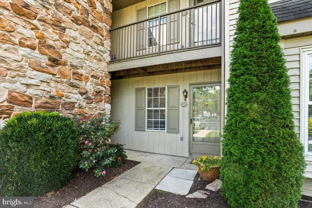 225 Greenview Dr photo 1