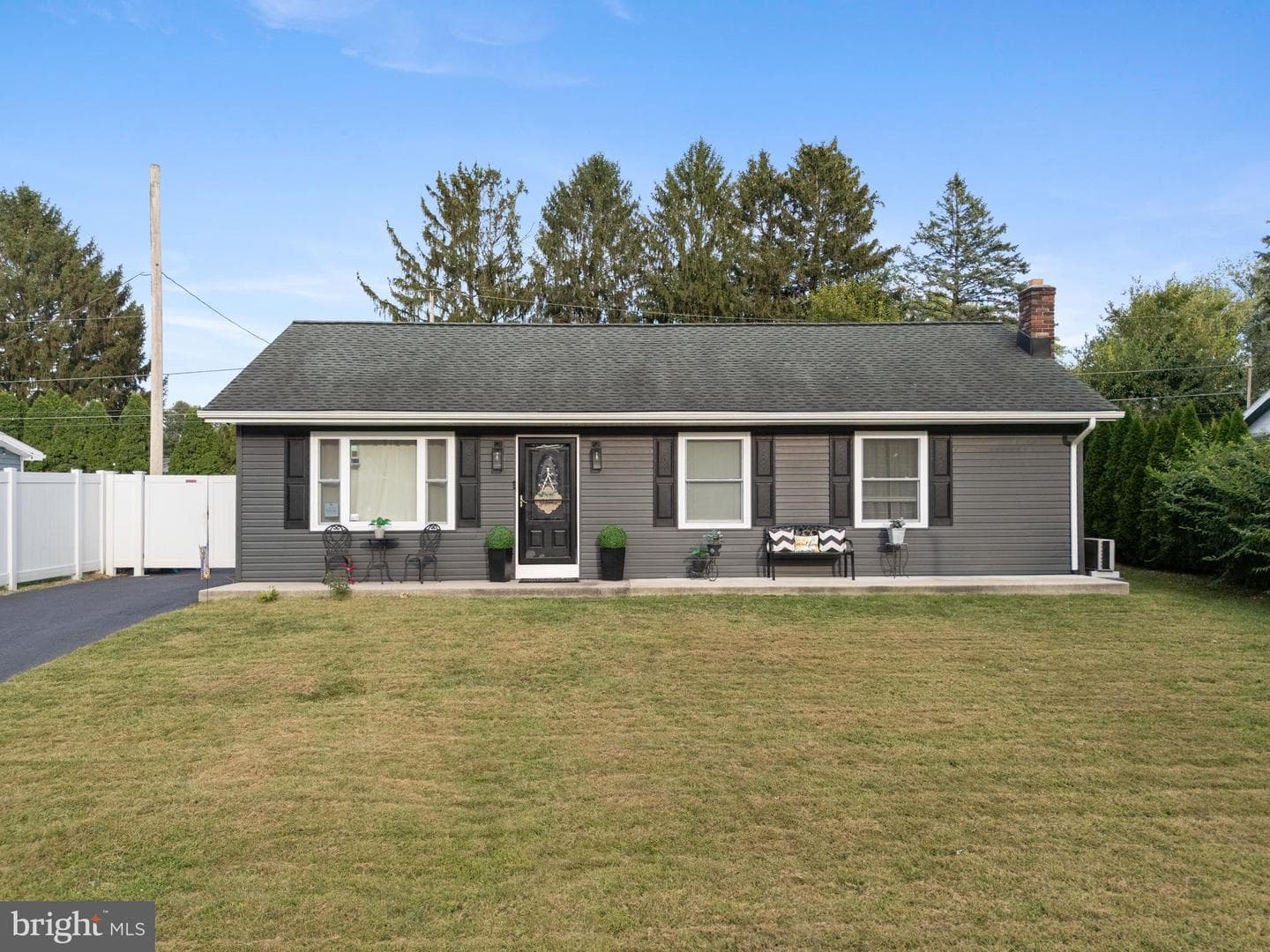 1070 James Avenue photo 1