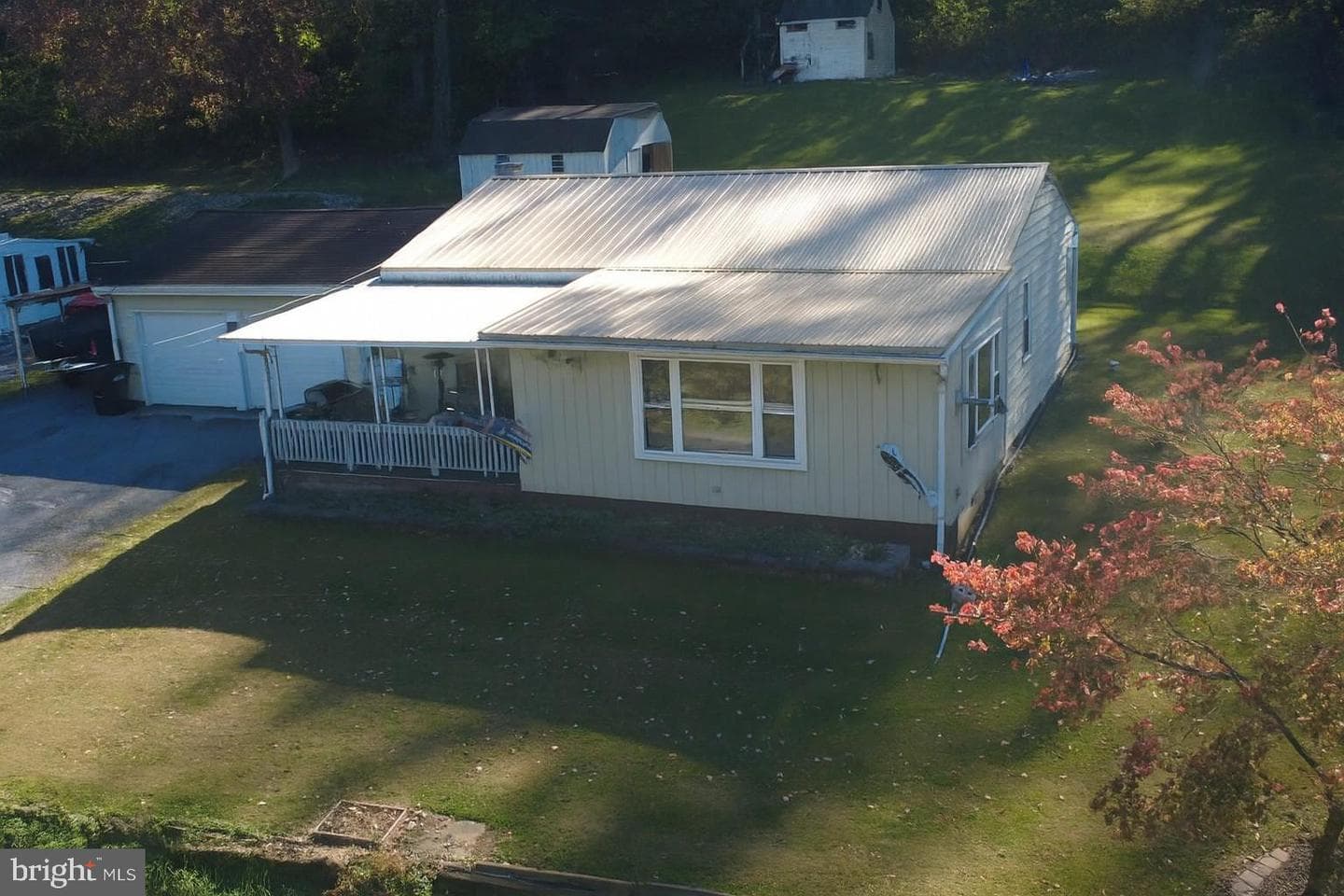 734 Maple Grove Rd photo 1