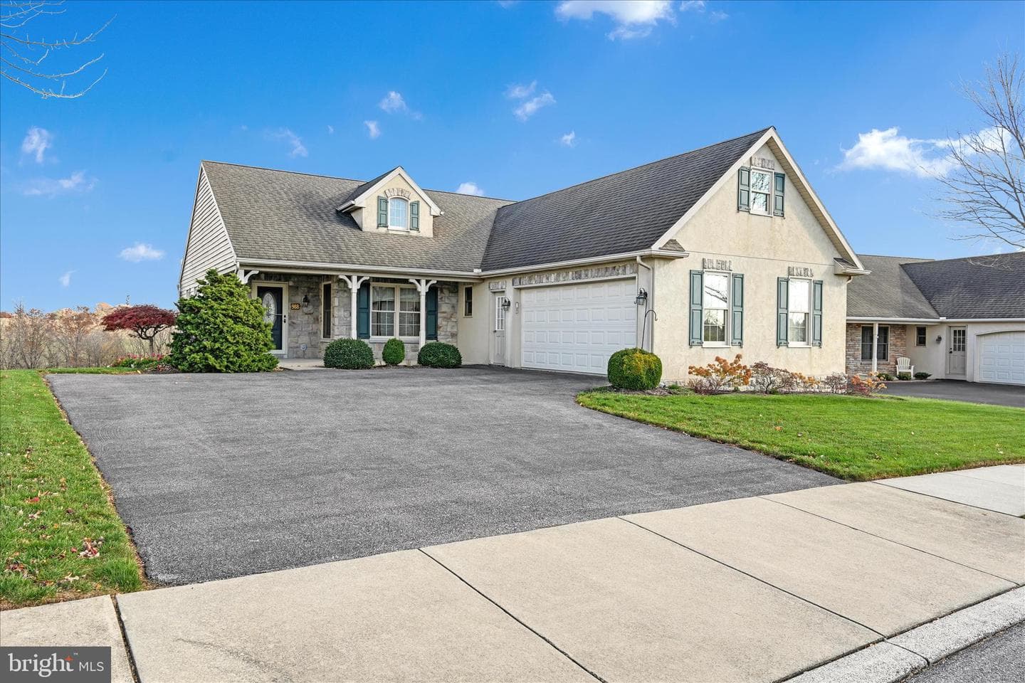 988 Cambridge Drive photo 1