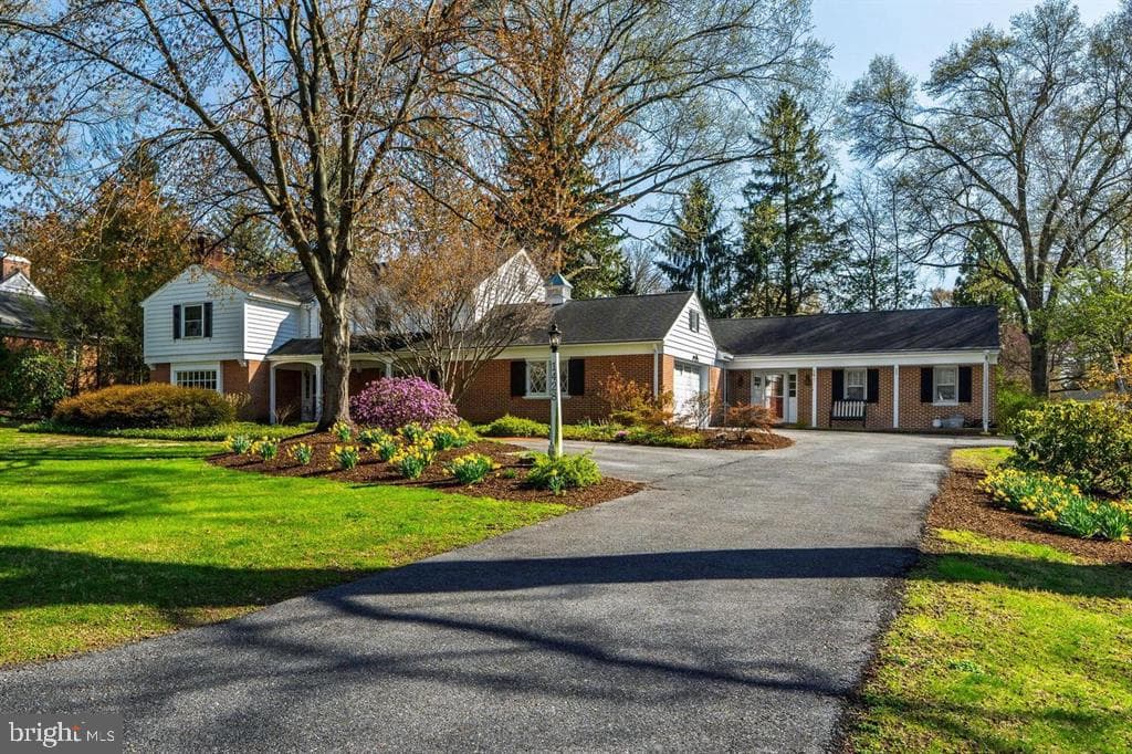1428 Center Road photo 1