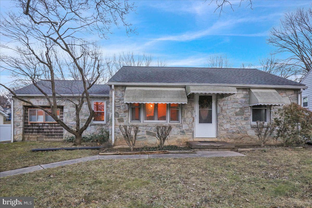 329 Dahlia Road photo 1