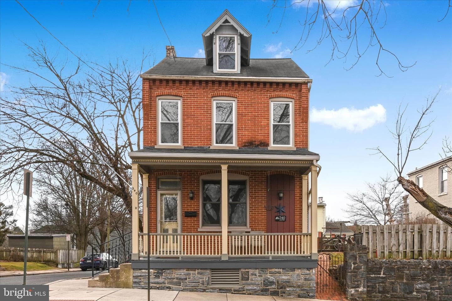 240 Laurel Street photo 1