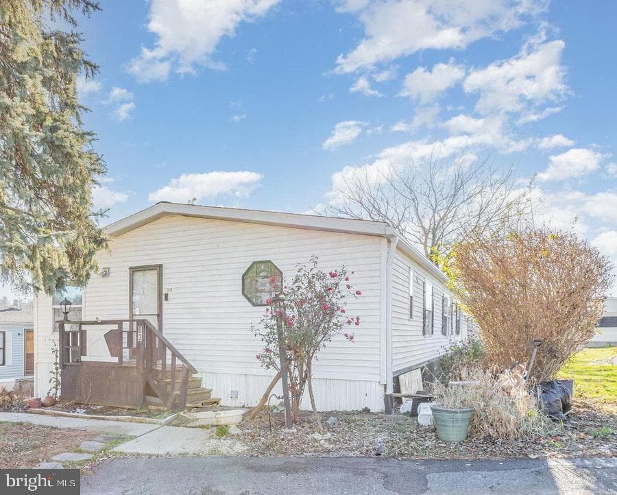 203 Oakfield Court W photo 1