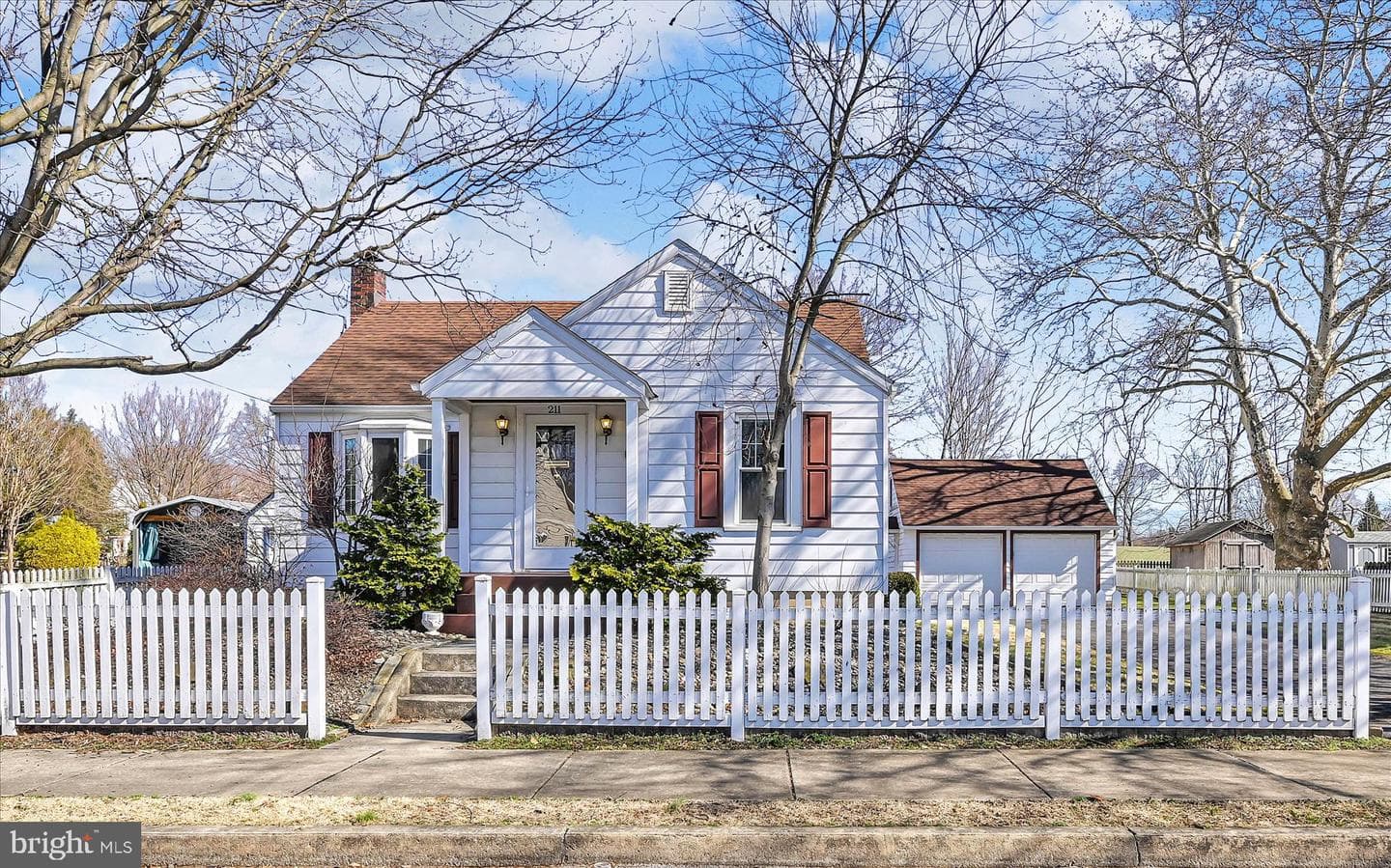 211 Noble Street photo 1