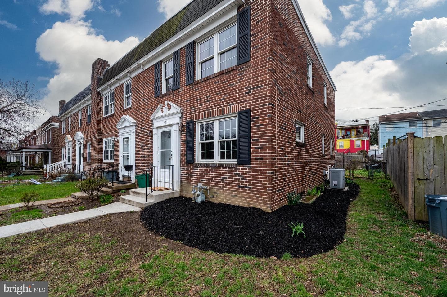 726 E Madison Street photo 1