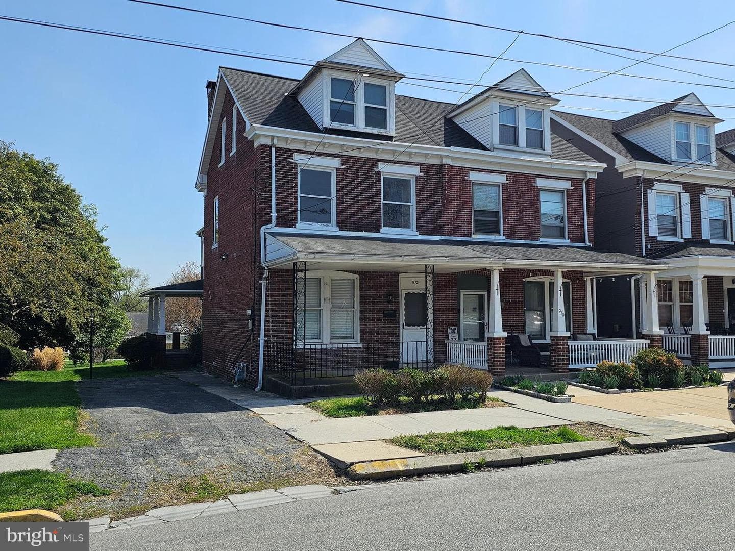 912 Locust Street photo 1