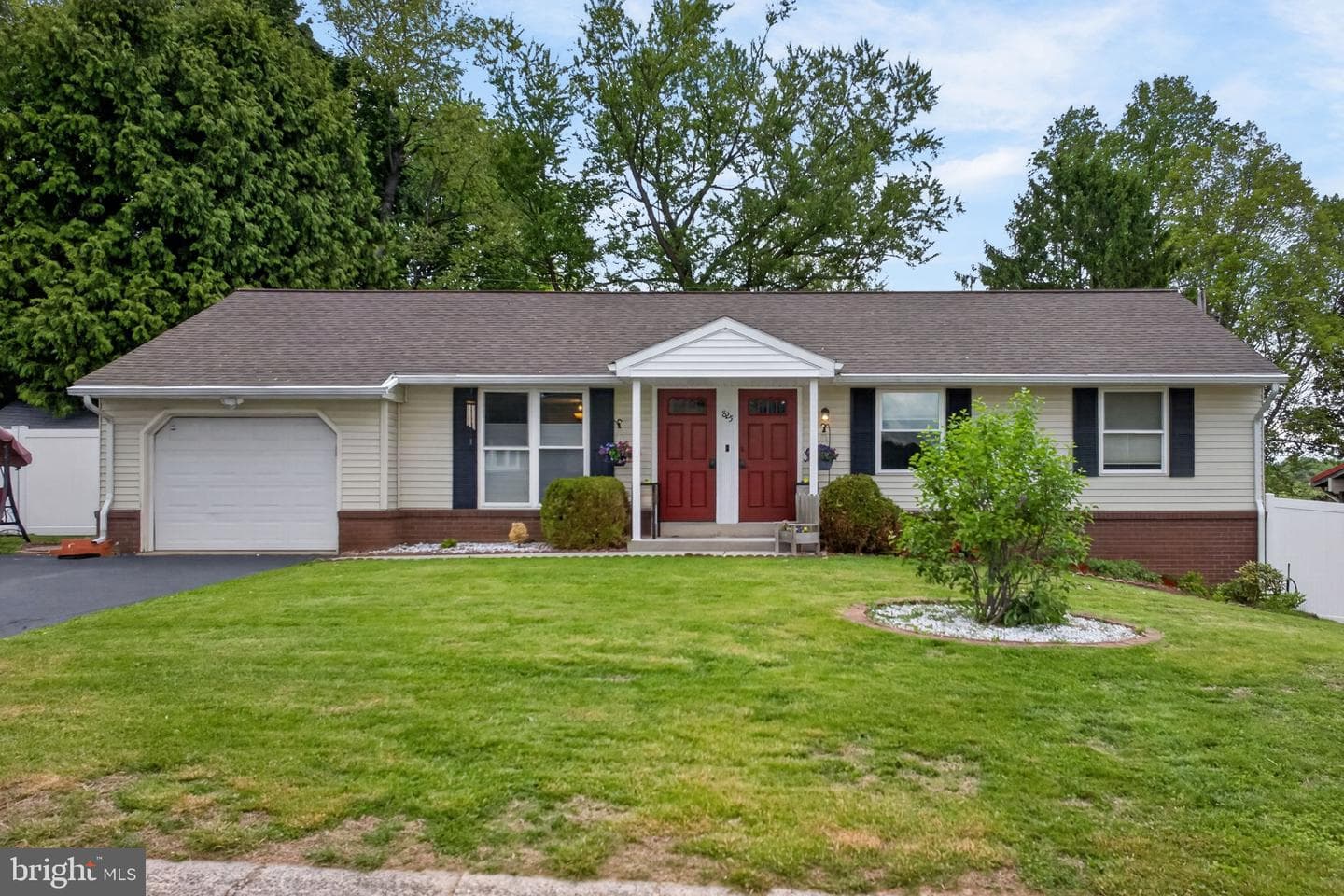 825 Darby Lane photo 1