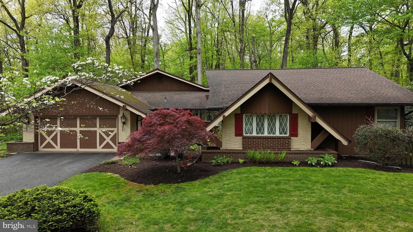 120 Angela Drive photo 1