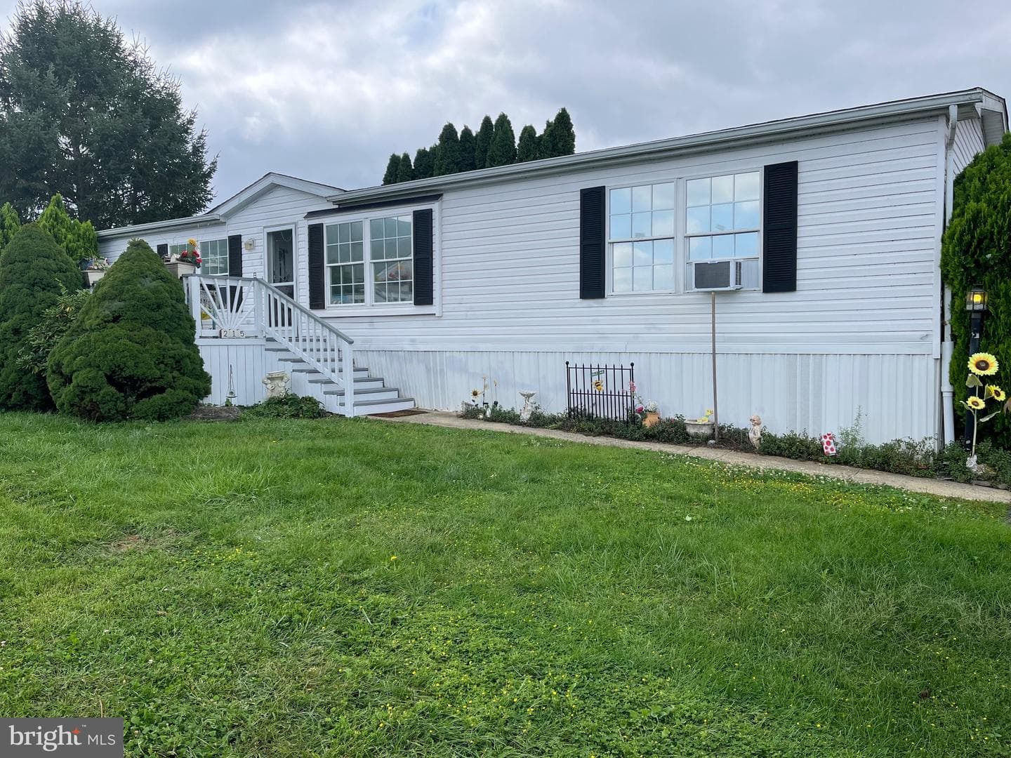 215 Longwood Court W