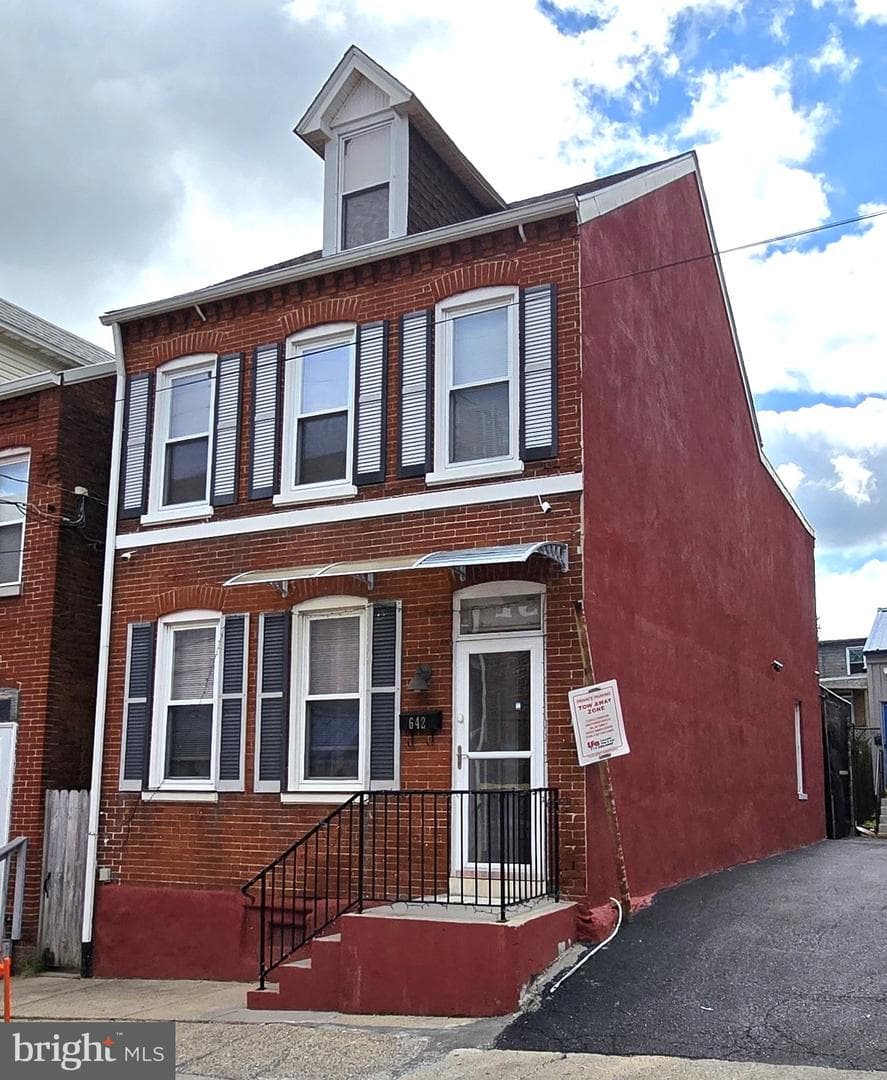 642 Lafayette Street
