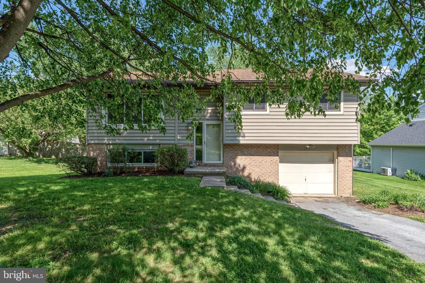 3807 Hillcrest Drive