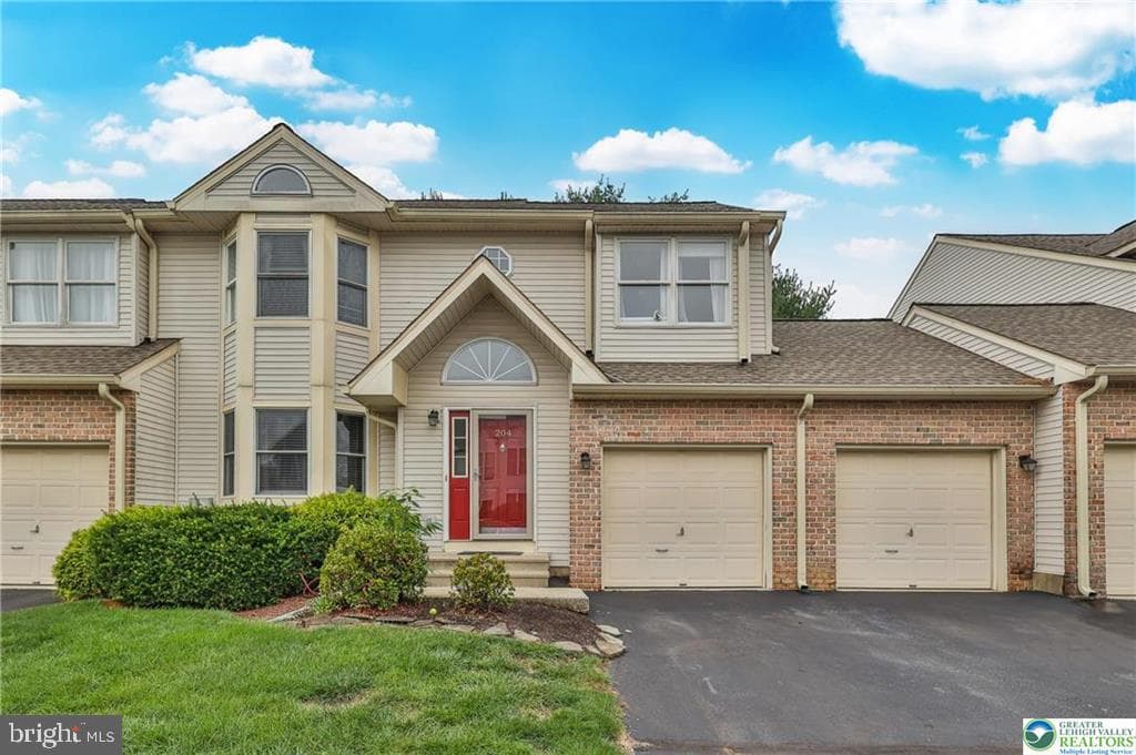 204 Ridings Circle photo 1