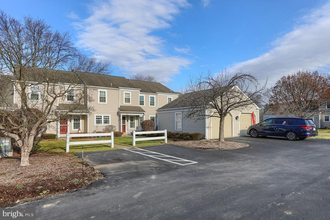 1504 Cambridge Court photo 1