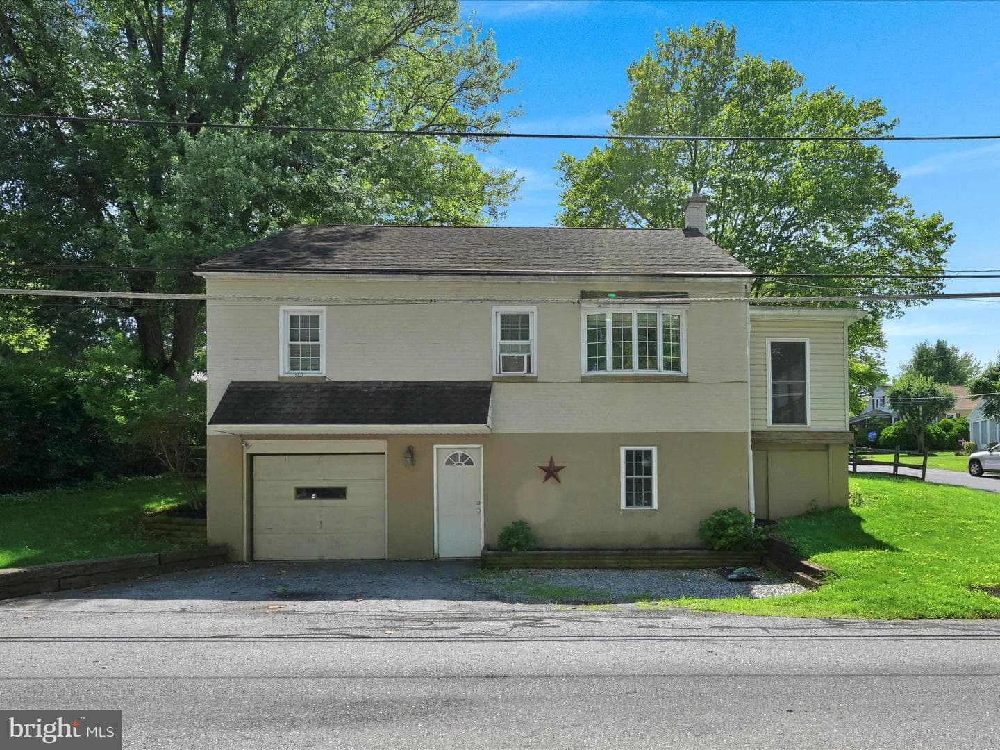 109 Hillside Street photo 1