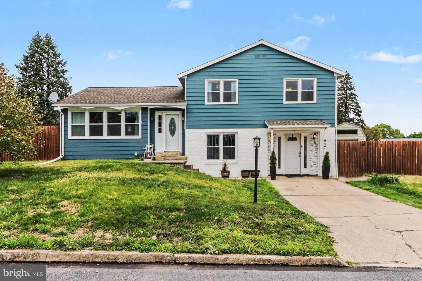 907 Oak Lane
