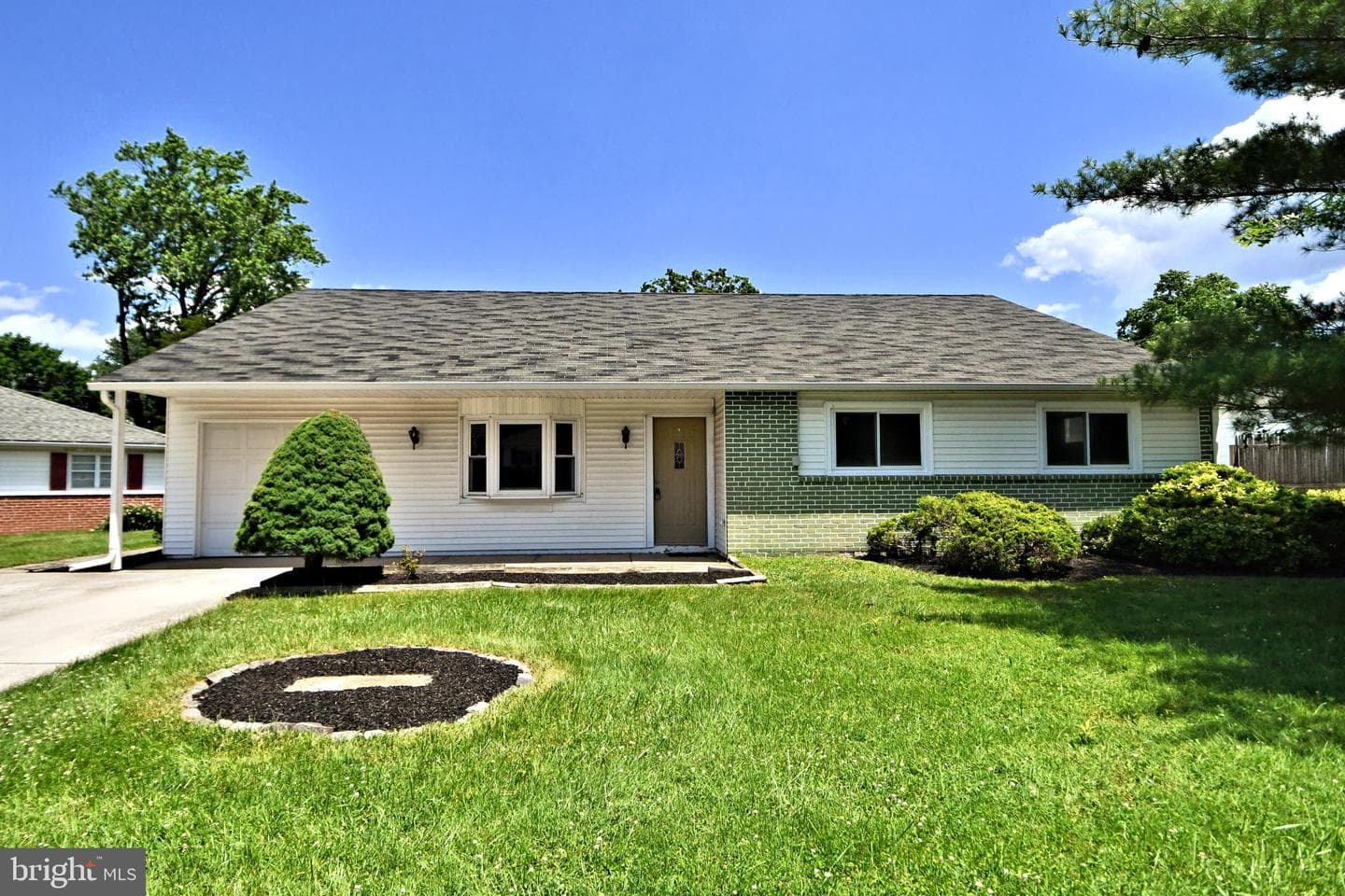 211 Oak Tree Road photo 1