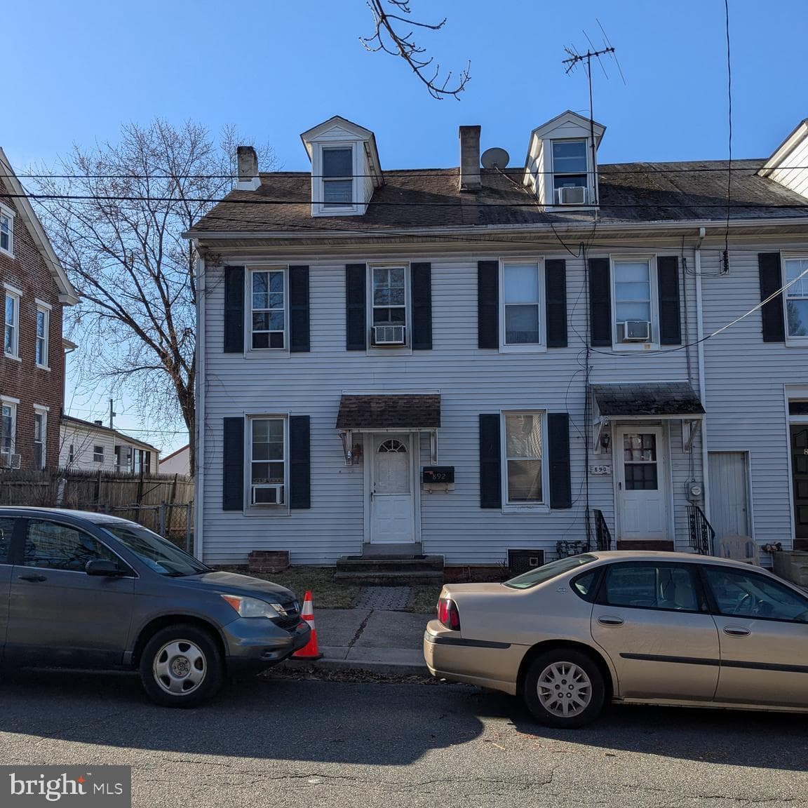 892 Queen Street photo 1