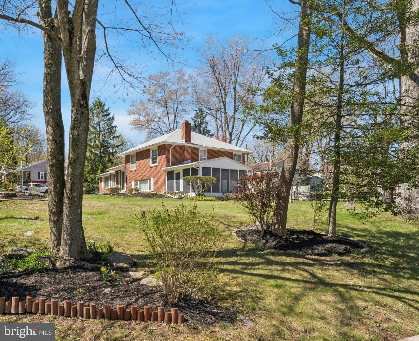2340 Edgehill Road photo 1