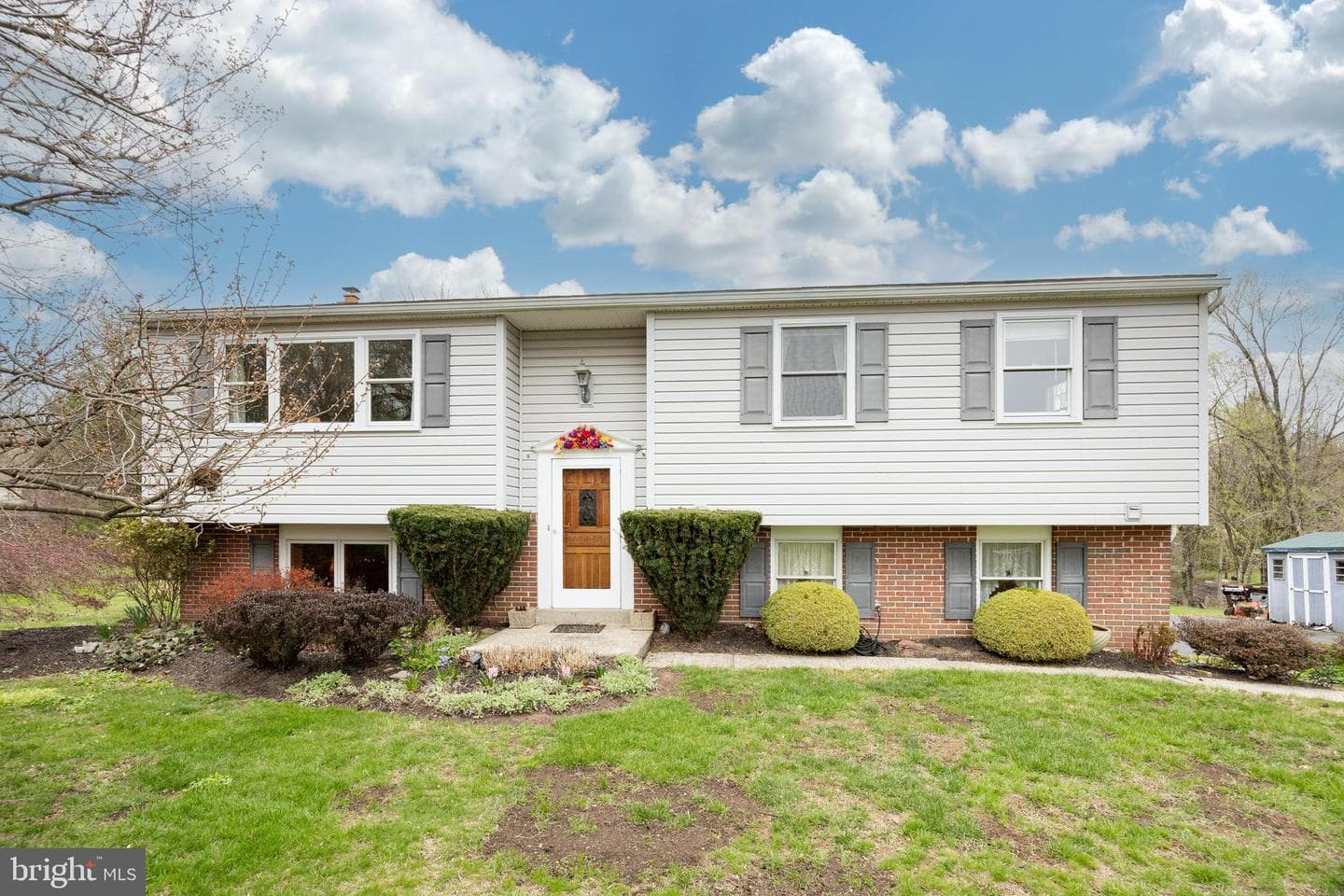 961 Crest Road photo 1