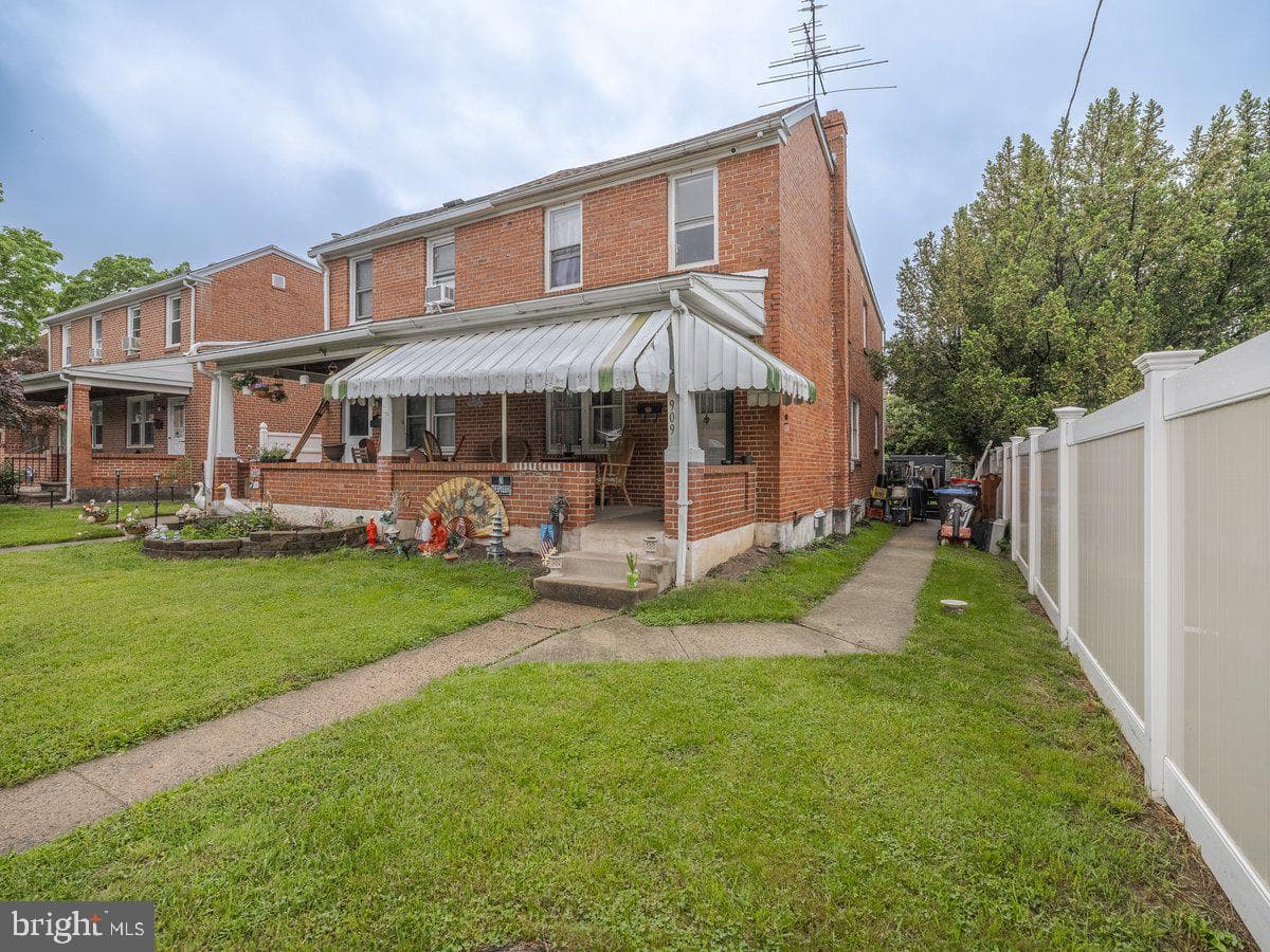 909 Noble Street photo 1