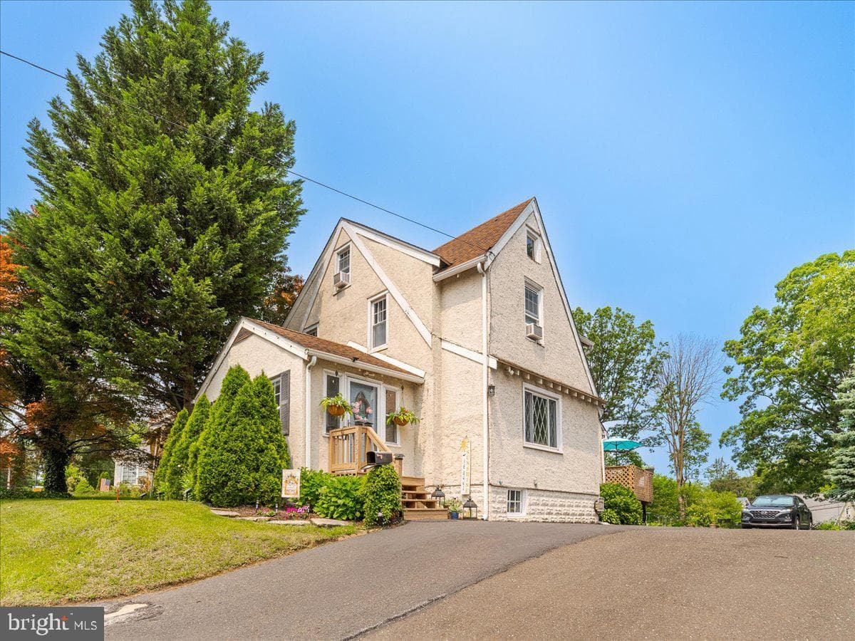 1086 Edge Hill Road photo 1