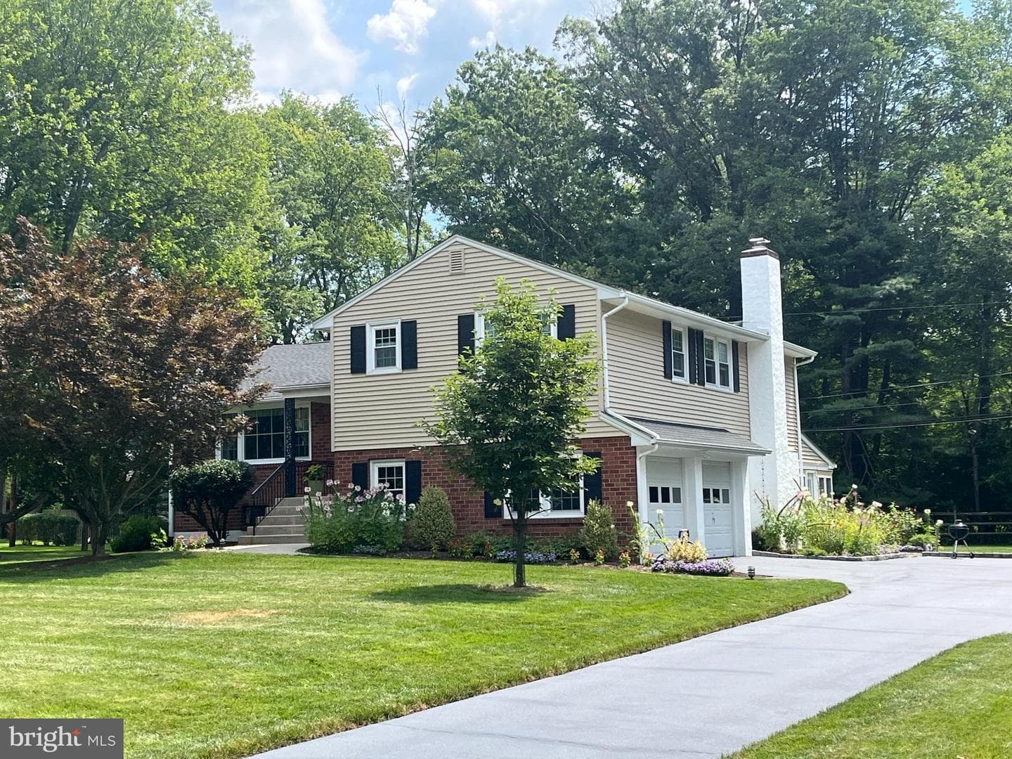 884 Parkwood Road photo 1