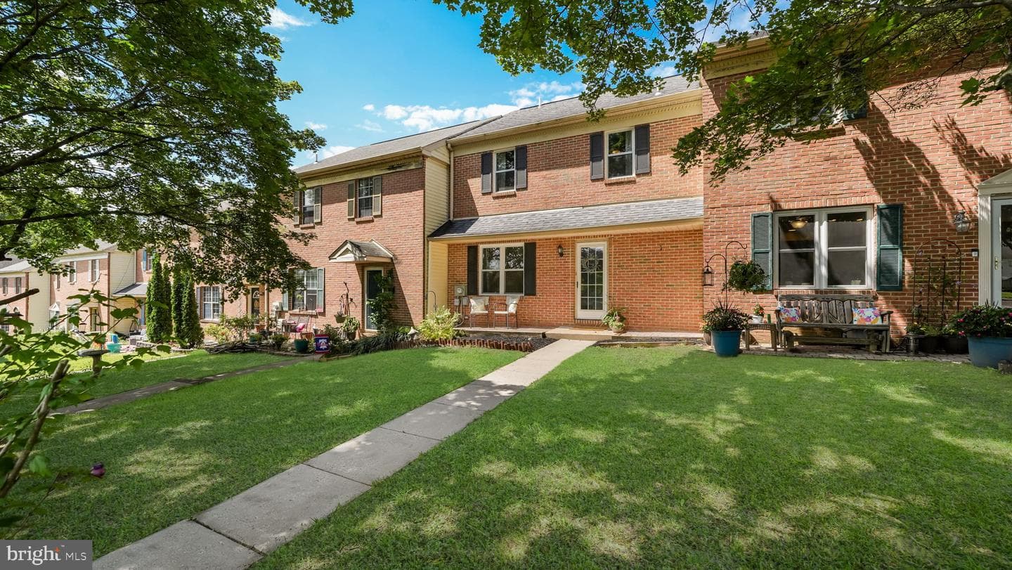 212 Laureen Road photo 1