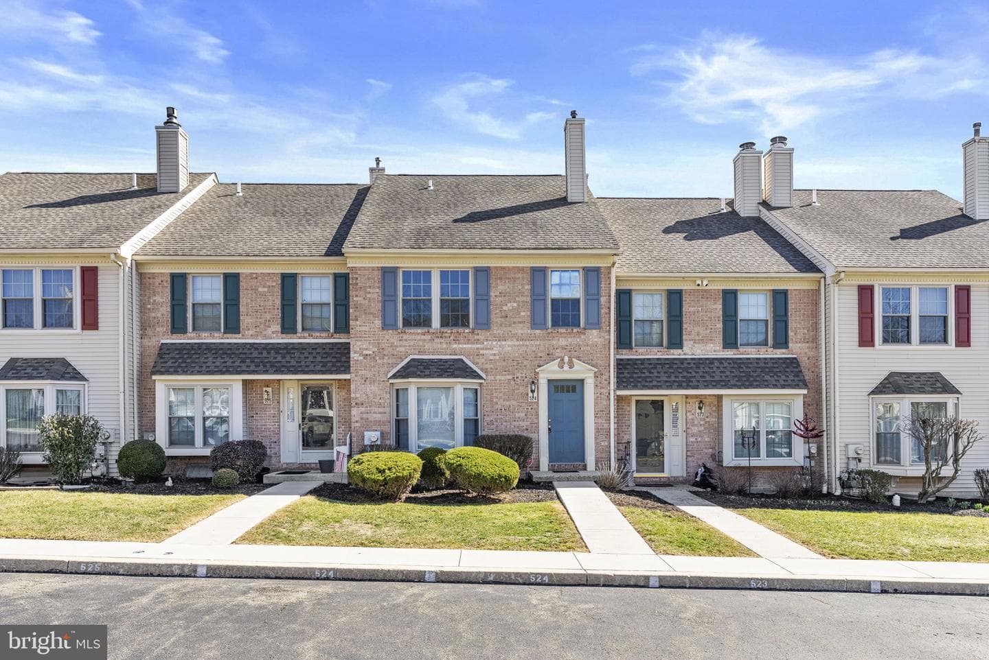 524 Oaktree Court photo 1