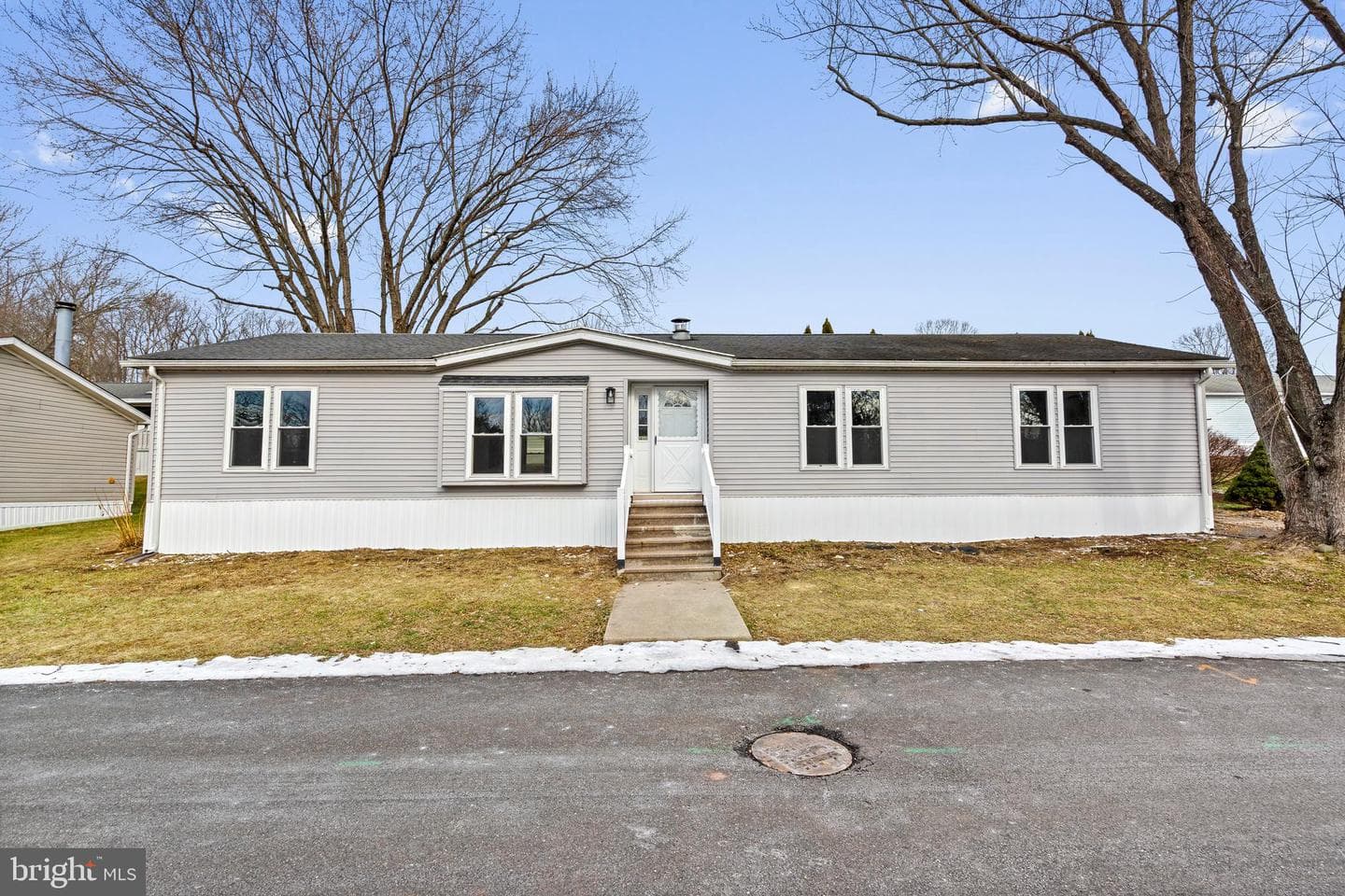 921 Lakeview Drive photo 1