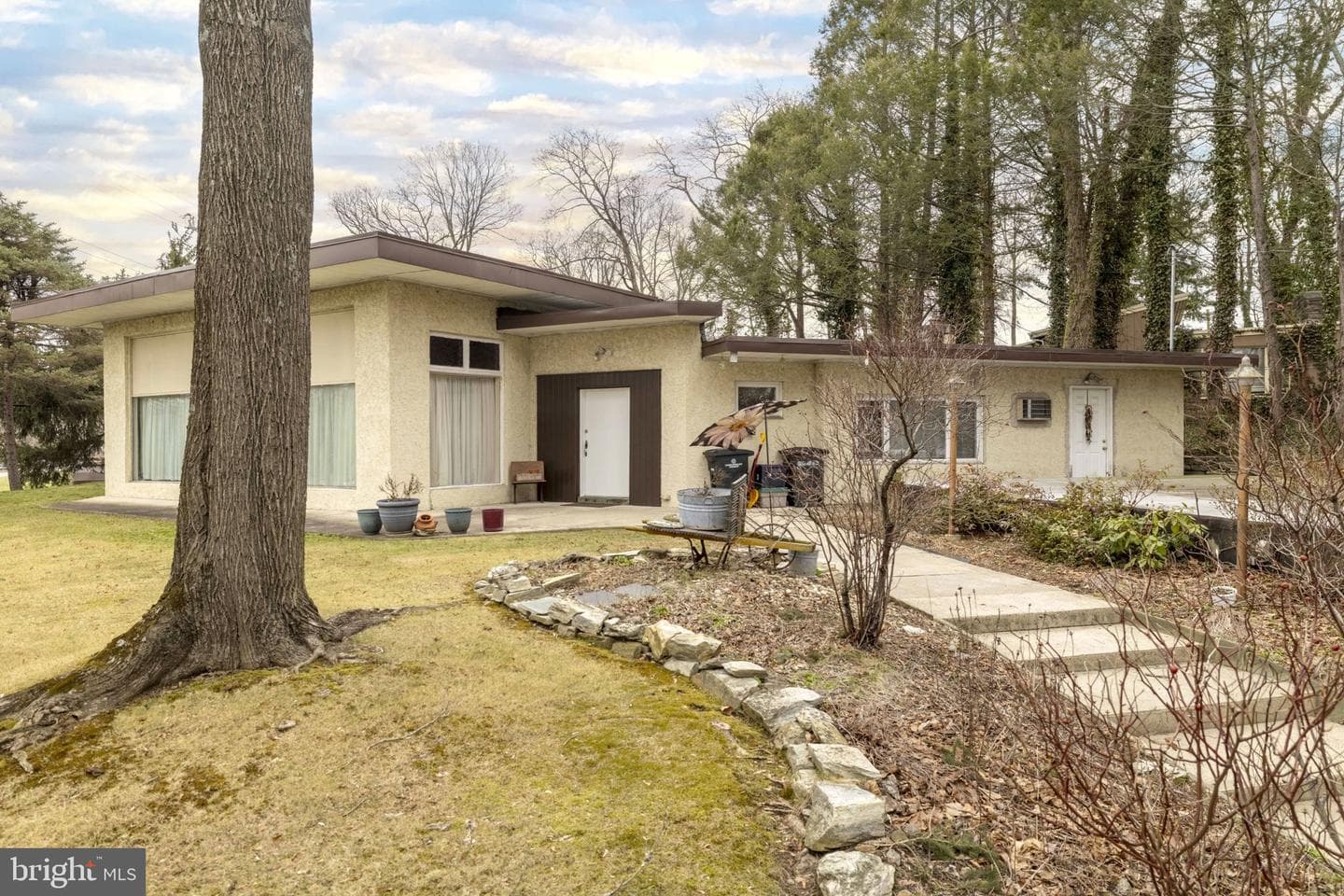 587 Moreland Road photo 1