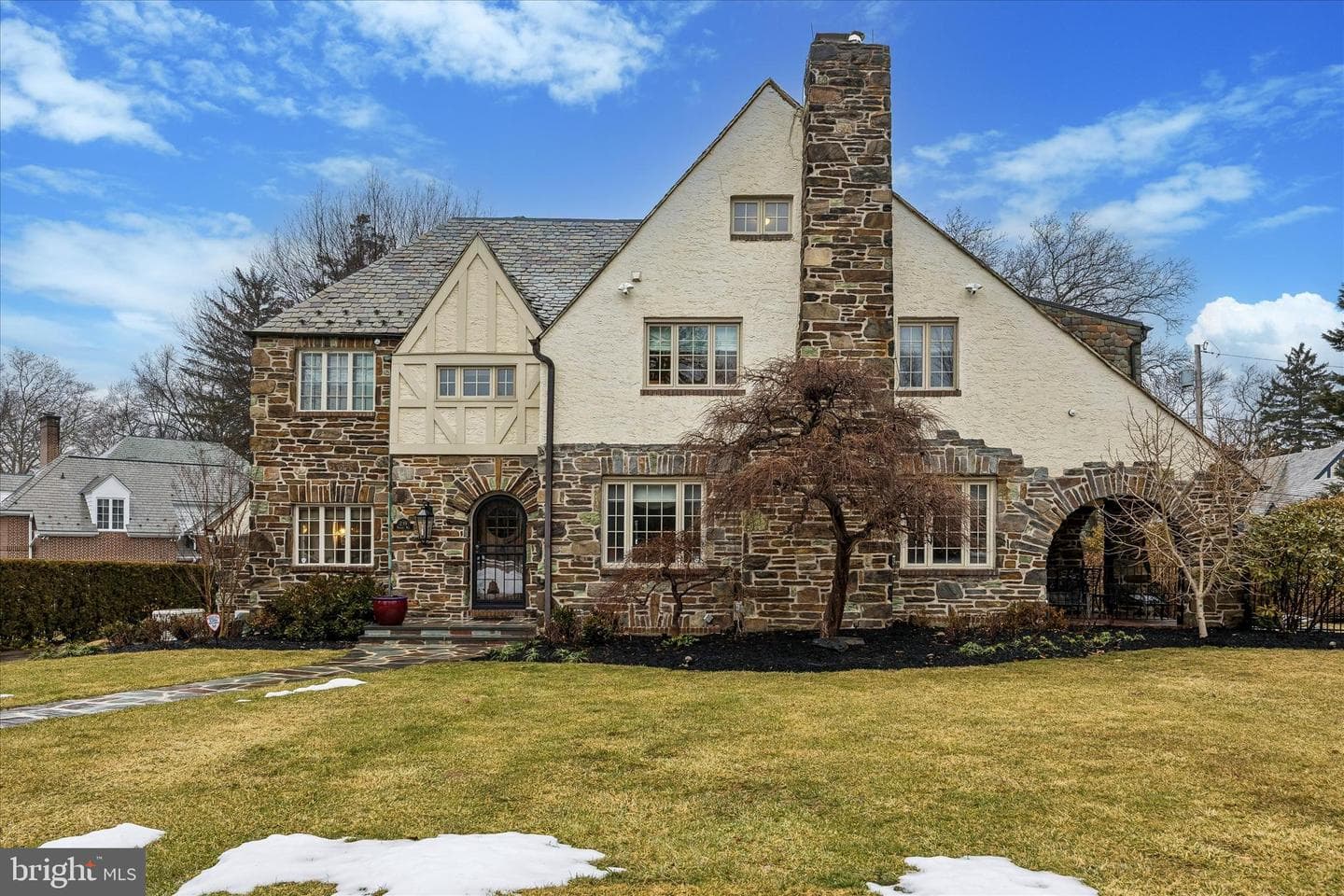 239 Winding Way photo 1
