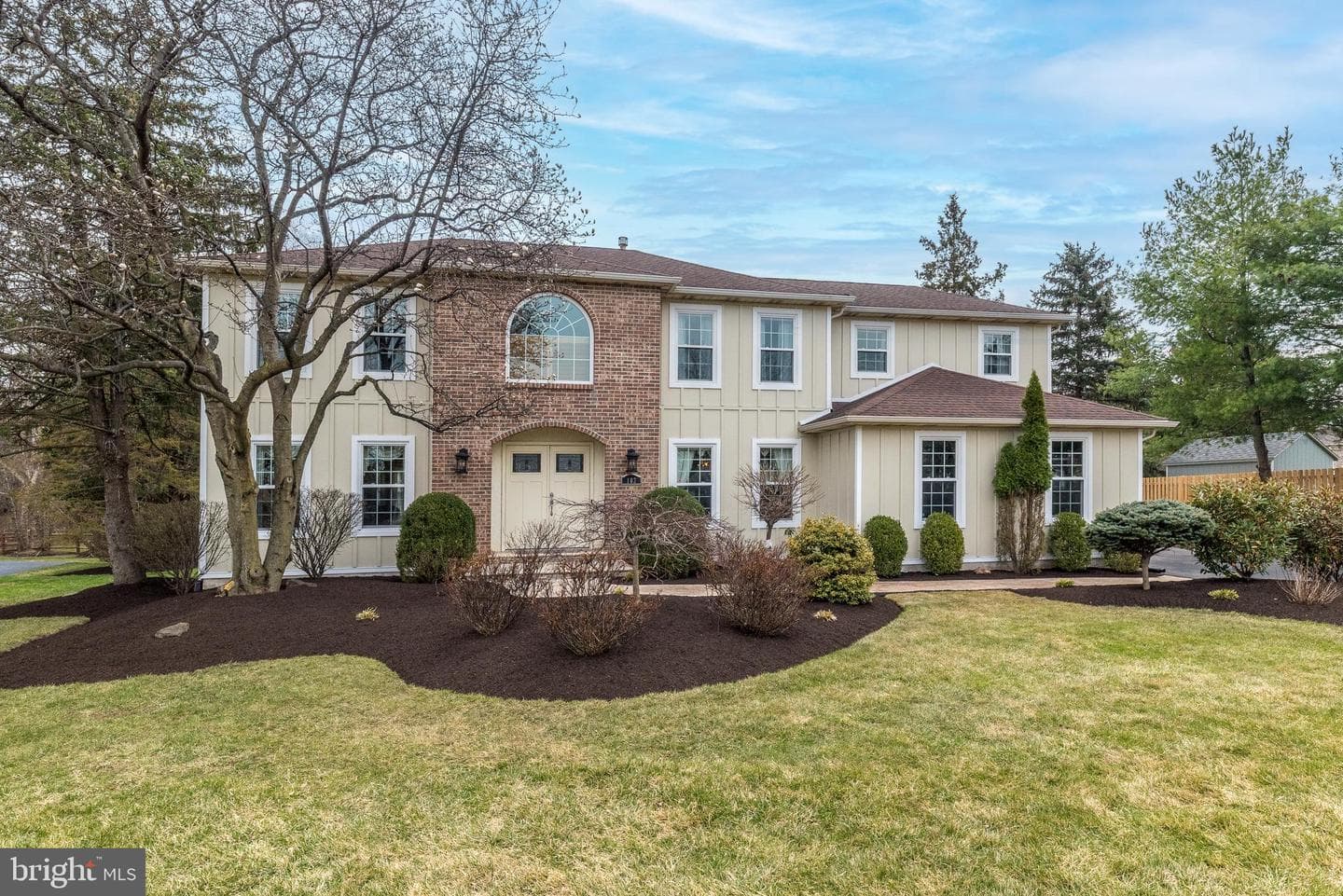 102 Oval Lane photo 1