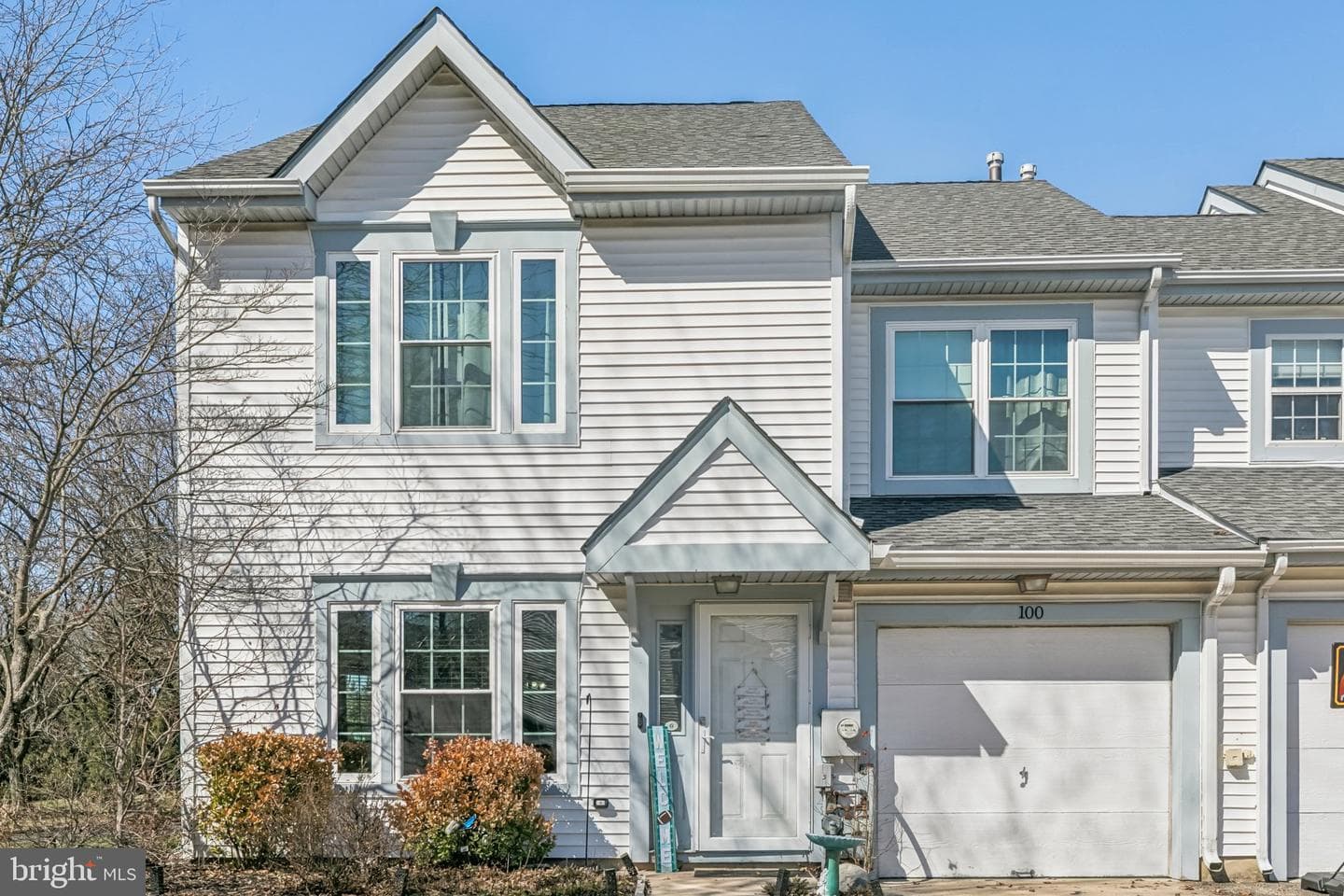 100 Signal Hill photo 1