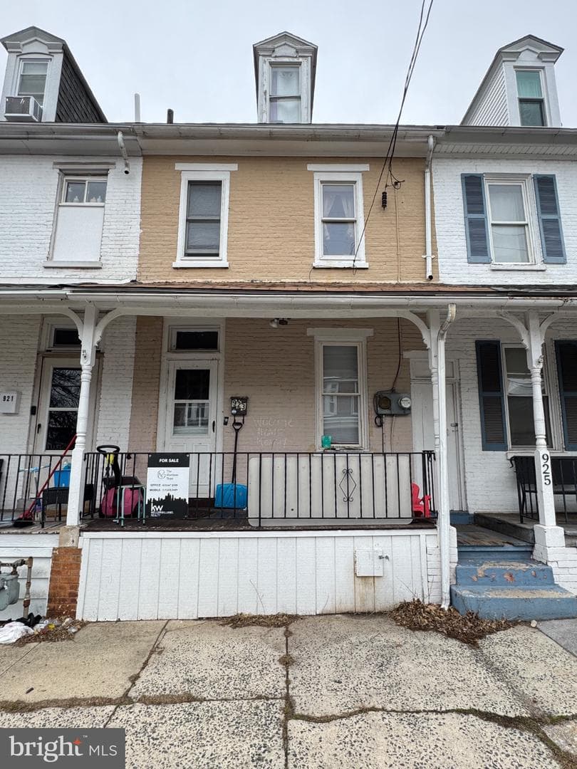 923 Queen Street photo 1