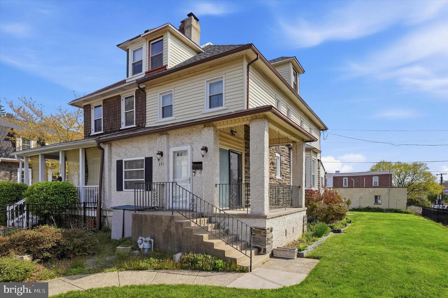 301 Grayling Avenue photo 1