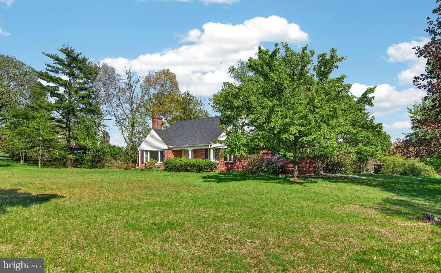 1702 Pemberton Road photo 1