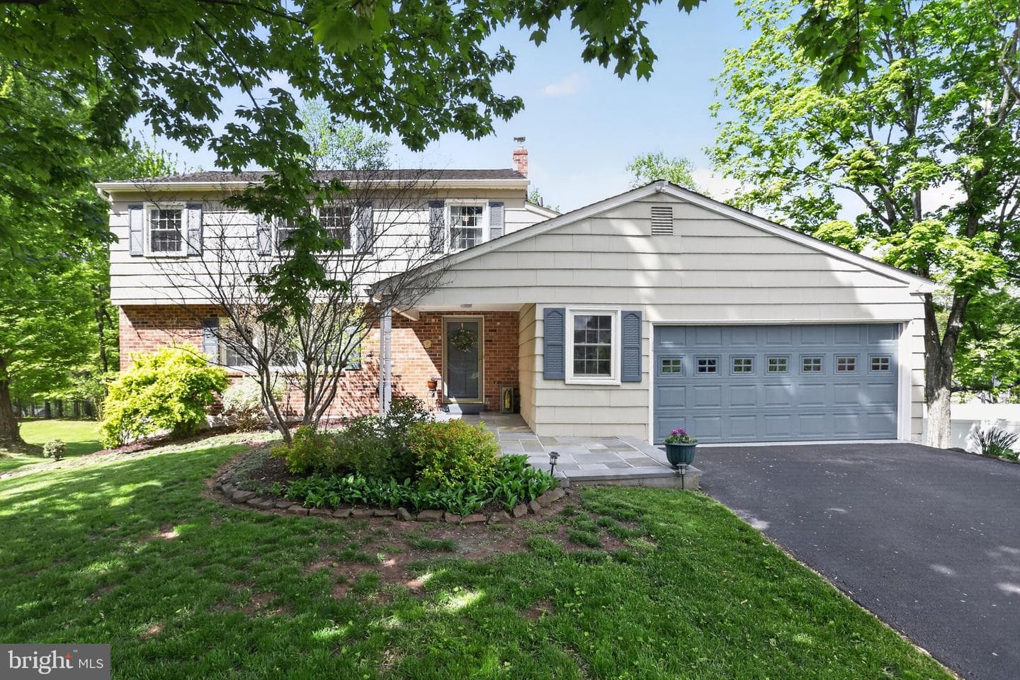 813 Mockingbird Lane photo 1