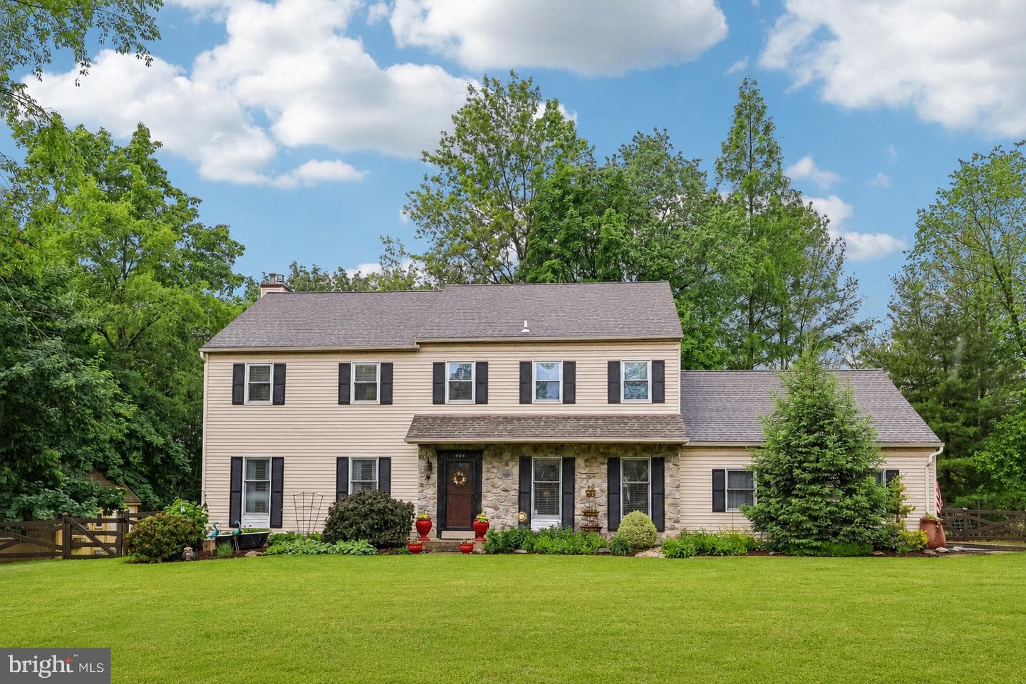 484 Mockingbird Lane photo 1
