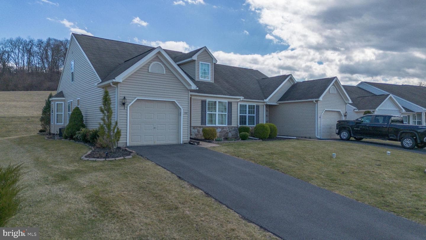 153 Cambridge Ln photo 1