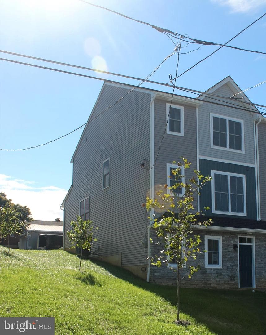 84 Hess Avenue photo 1