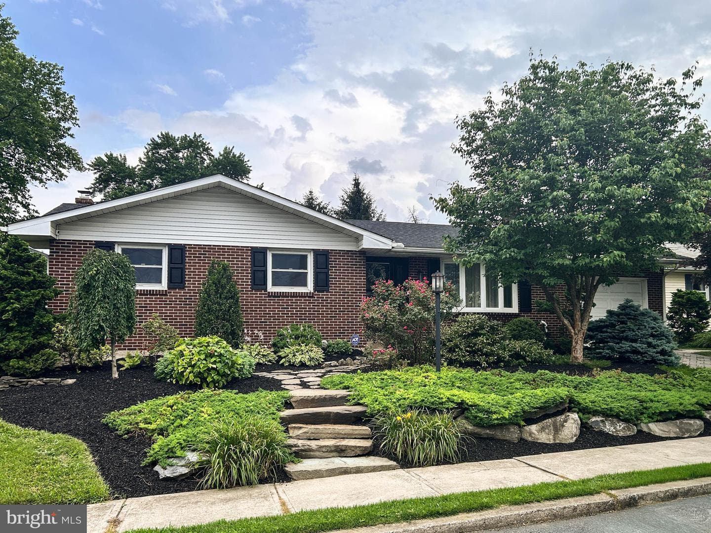 345 S Whitfield Street photo 1