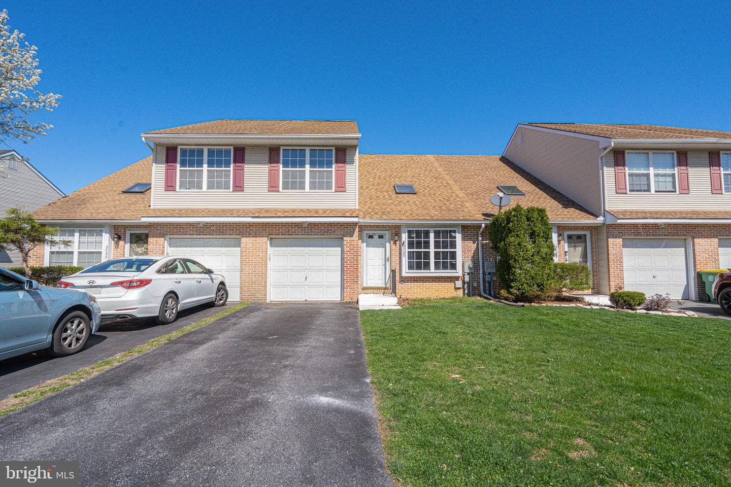 2725 Victoria Lane photo 1