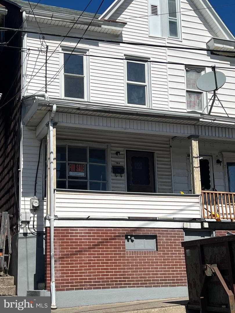 709 E Dewart Street photo 1