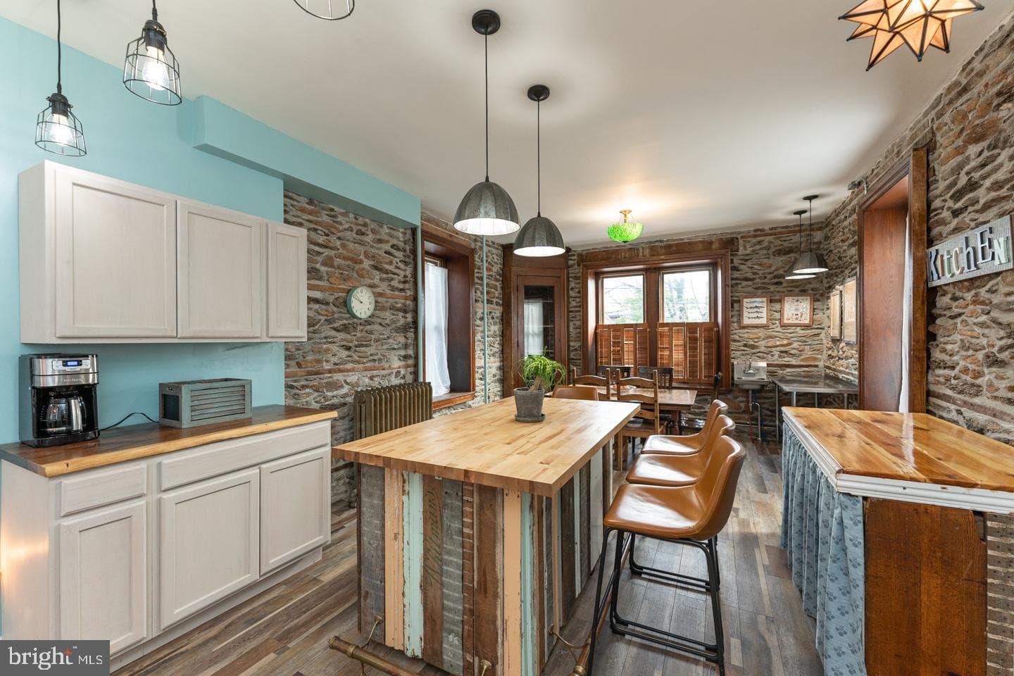 3401 Ainslie Street photo 1