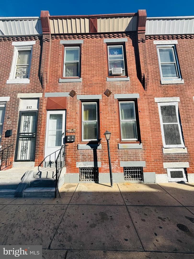 819 E Hilton Street photo 1