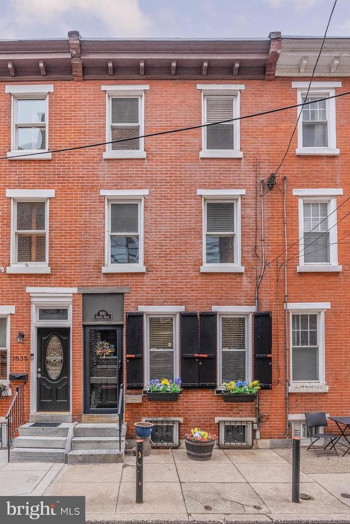 1833 Carlton Street photo 1