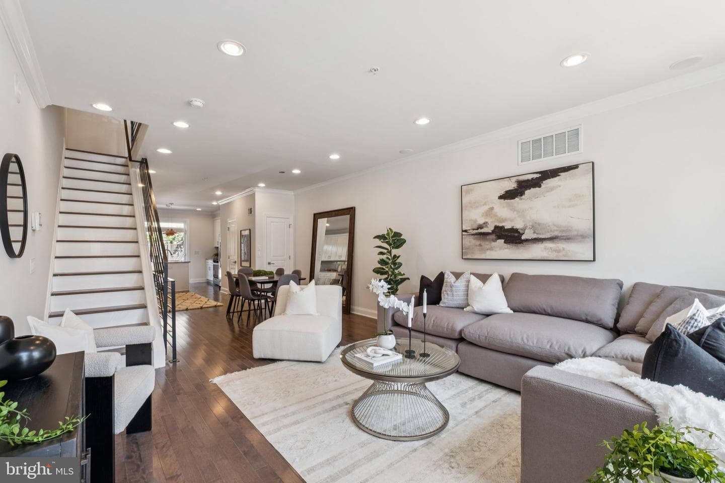 2529 W Oxford Street photo 1