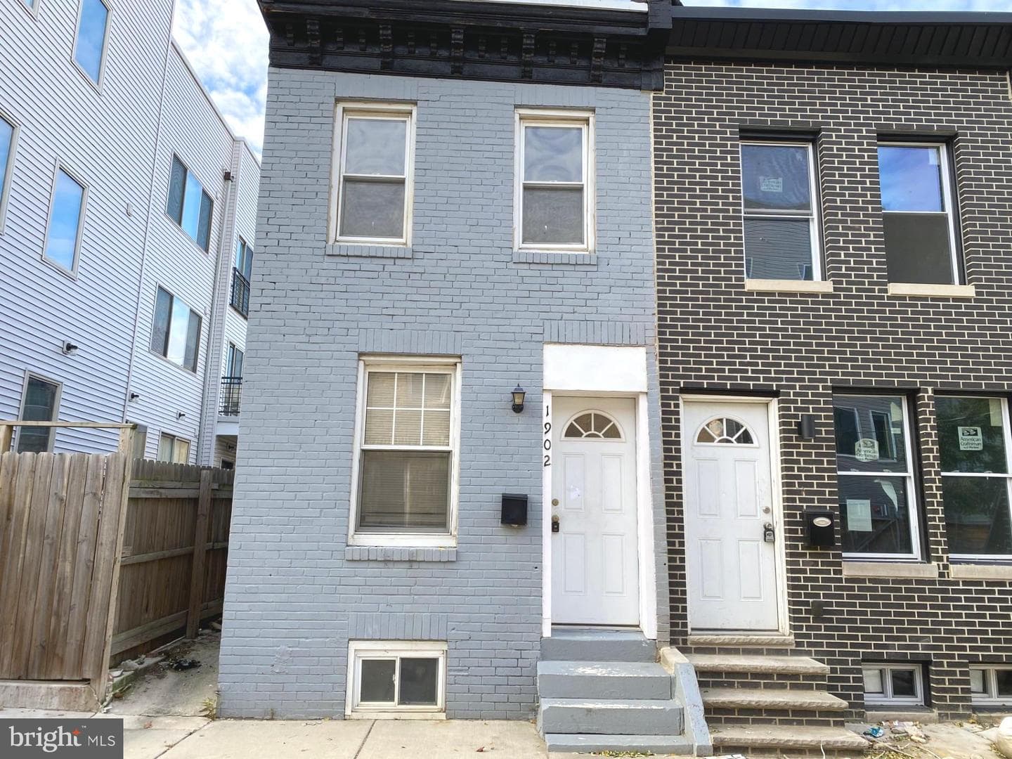 1902 N Leithgow Street photo 1